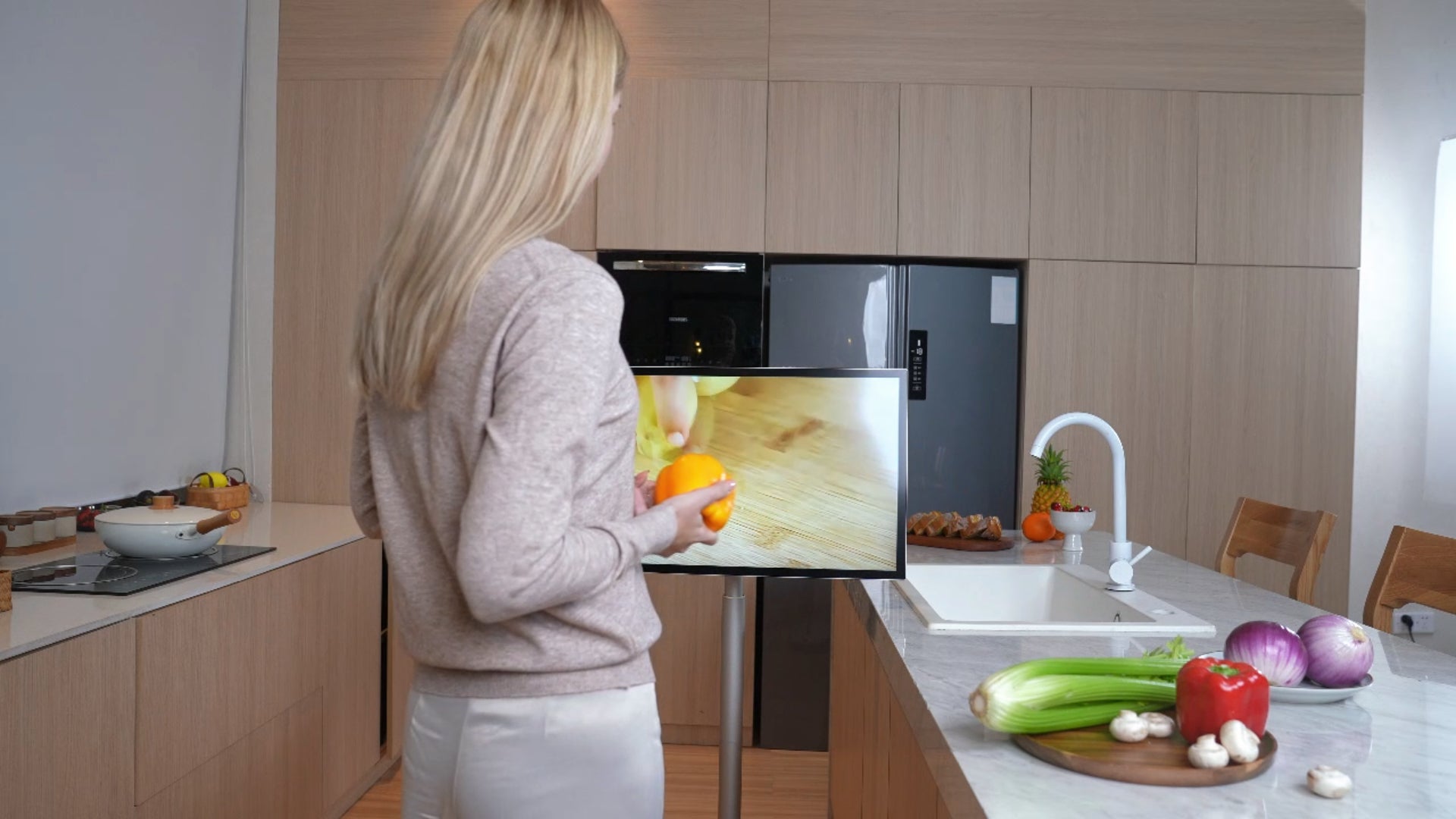 VEOUT 4K UHD Portable TV vs. Traditional TV Unveiling SceneSpecific